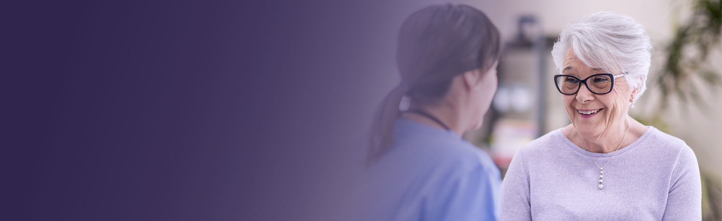 Paciente poliklīnikā sarunājas ar veselības aprūpes speciālistu