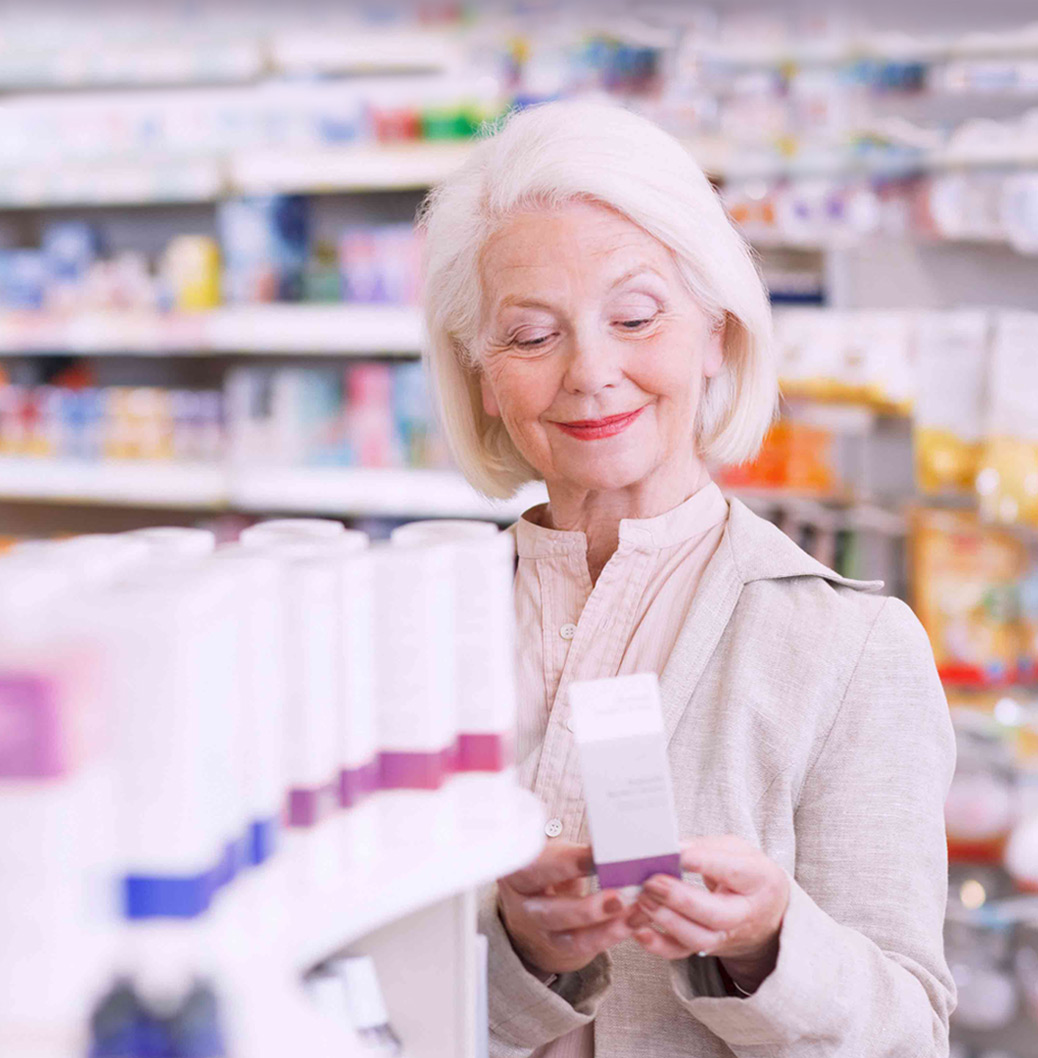 Paciente aptiekā apskata zāļu iepakojumu